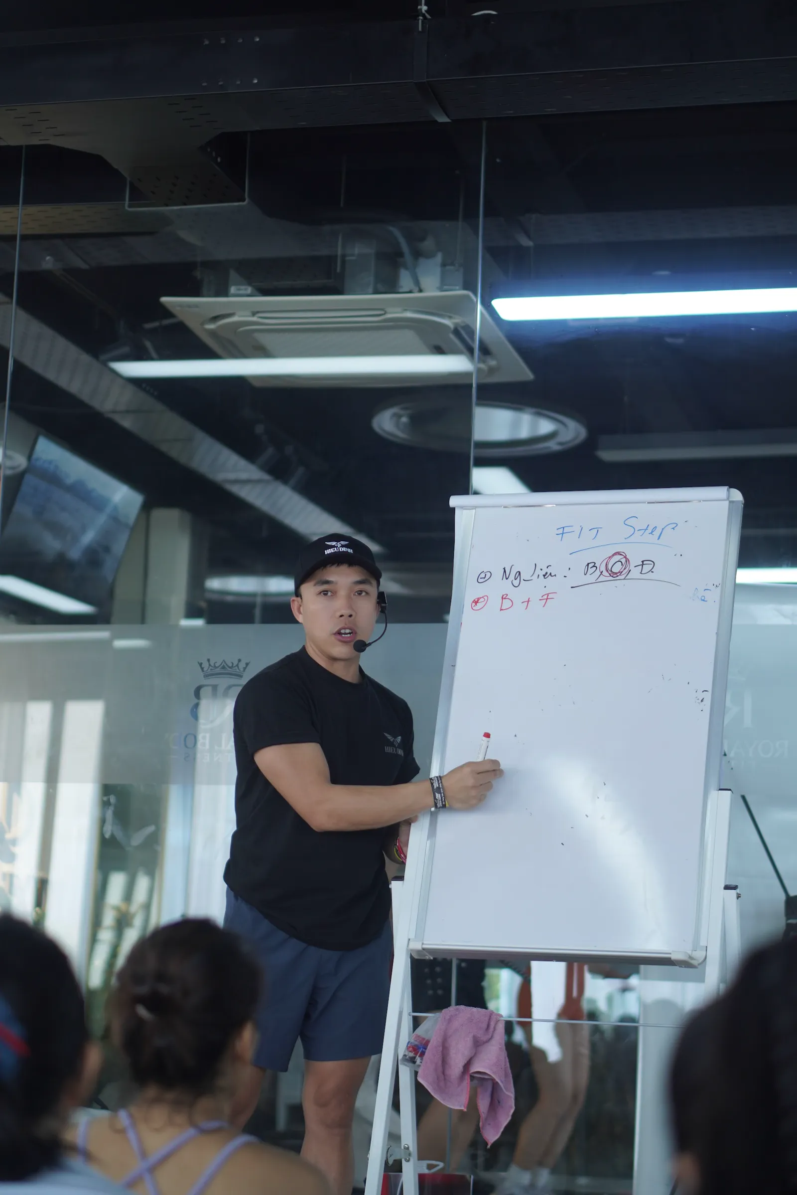 Master Hiếu Đình giảng bài trên bảng trắng