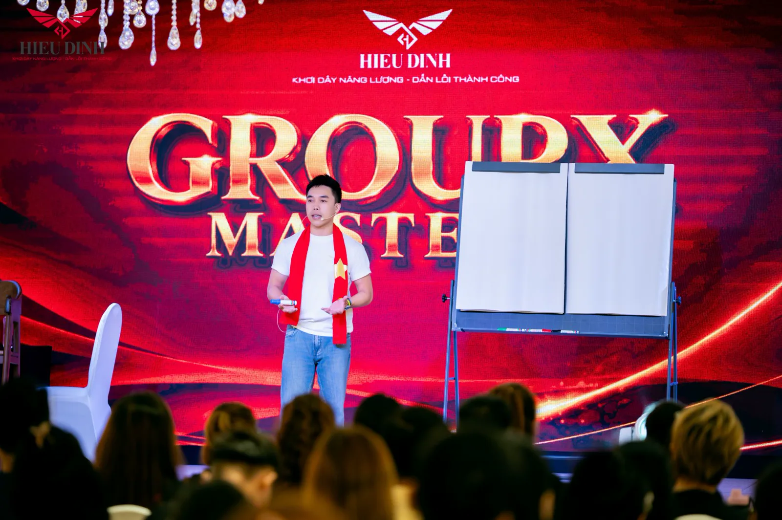 Master Hiếu Đình giảng dạy trên sân khấu GroupX Mastery trước hàng trăm học viên