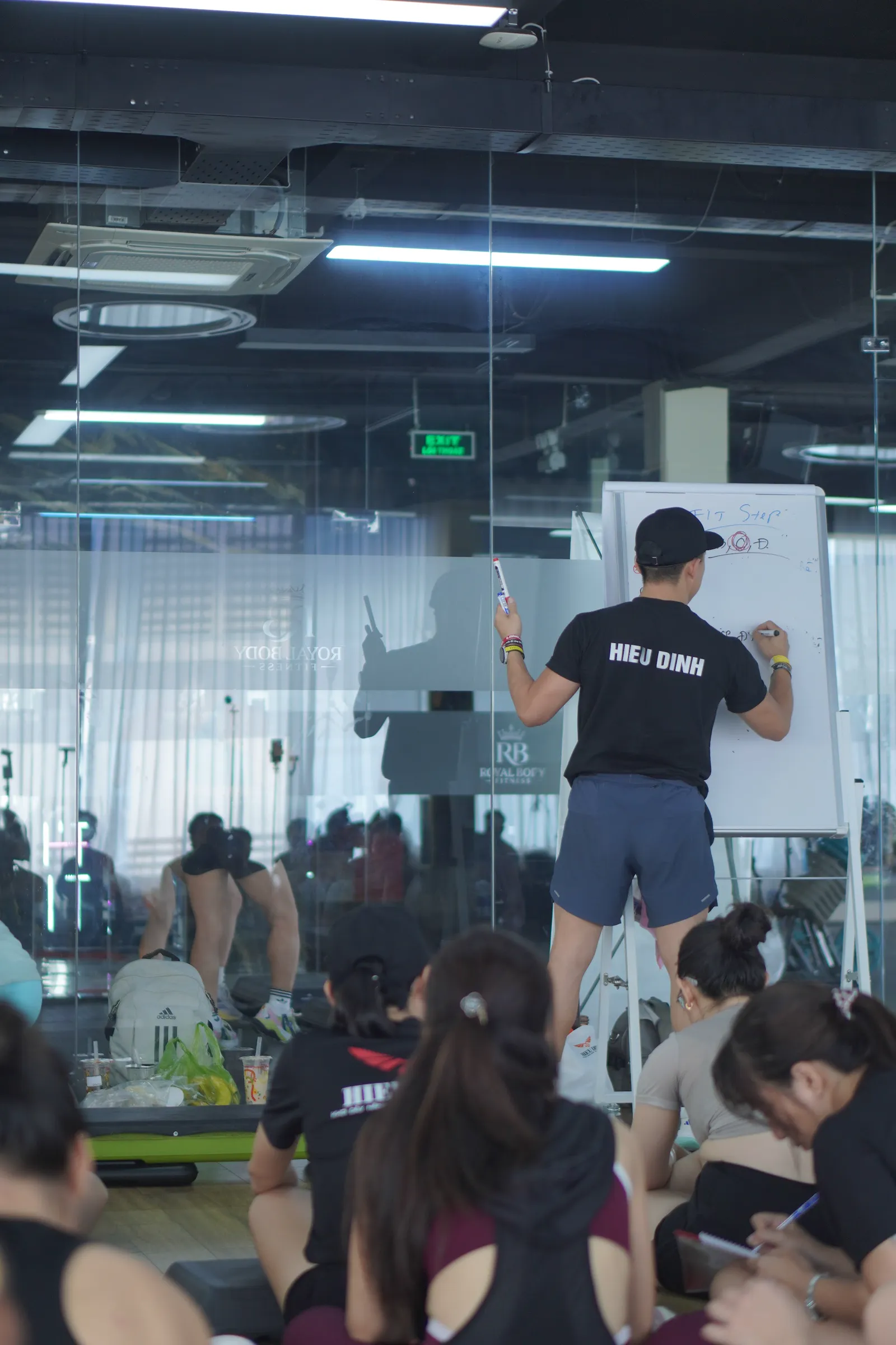 Master Hiếu Đình đứng trước lớp đào tạo HLV